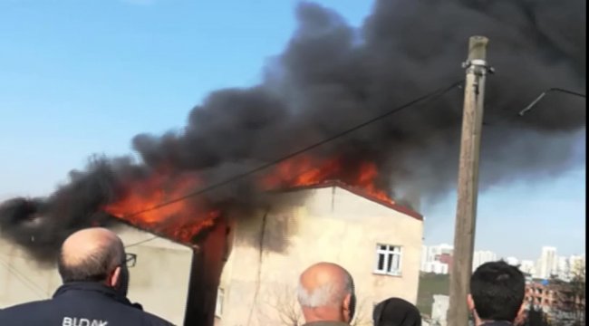 Avcılar'da korkutan alevler; 2 binanın çatısı alev alev yandı