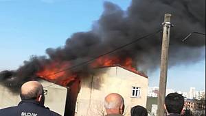 Avcılar'da korkutan alevler; 2 binanın çatısı alev alev yandı