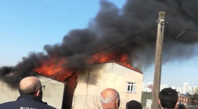 Avcılar'da korkutan yangın! 2 binanın çatısı alev alev yandı