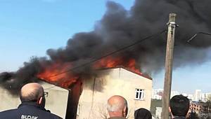 Avcılar'da korkutan yangın! 2 binanın çatısı alev alev yandı