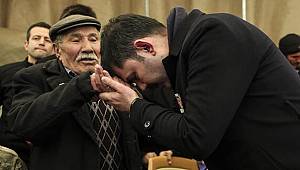 Ayakkabısı çamurlu şehit babası, makam aracına binmedi