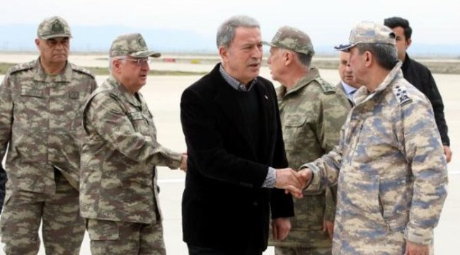 Bakar Akar ve komutanlar sınırın sıfır noktasında
