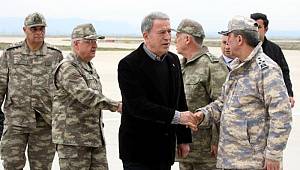 Bakar Akar ve komutanlar sınırın sıfır noktasında