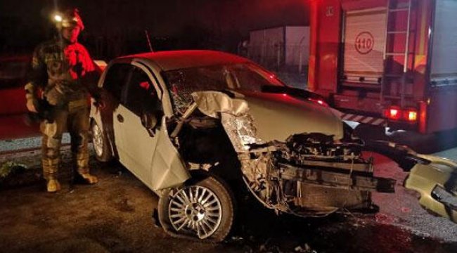 Beton direğe çarpan otomobil hurdaya döndü