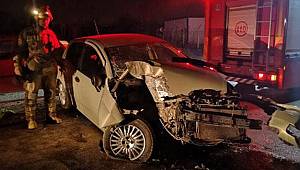 Beton direğe çarpan otomobil hurdaya döndü