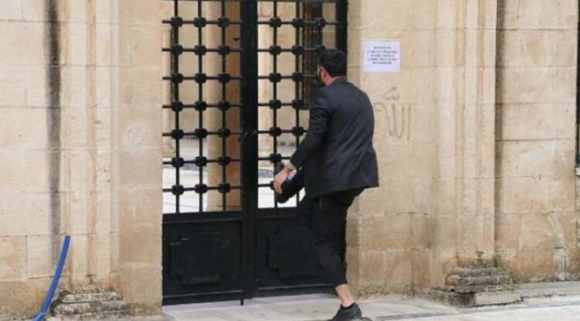 Cami kapısını zorladılar! Koronavirüs uyarılarına rağmen...