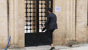 Cami kapısını zorladılar! Koronavirüs uyarılarına rağmen...