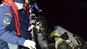 Denizde sürüklenen göçmenler kurtarıldı