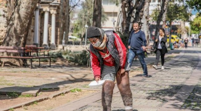 Dilenciler maske takarak dilendi