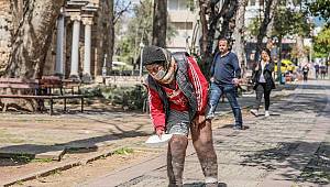 Dilenciler maske takarak dilendi