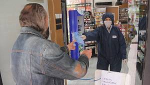 Eczanede özel kıyafetli ve güvenlik şeritli korona önlemi