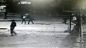 Elazığ’da dehşete düşüren olay! Bir kadını bıçakladı, diğer kadını tekmeledi