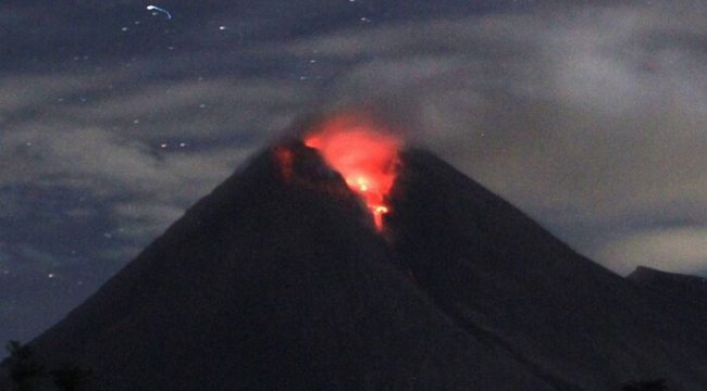 Endonezya'da Merapi Yanardağı'nda son 24 saatte 3 patlama odu