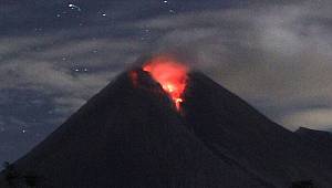 Endonezya'da Merapi Yanardağı'nda son 24 saatte 3 patlama odu