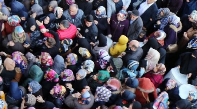 Erzurum'da züccaciye dükkanı açılışında 'indirim' izdihamı