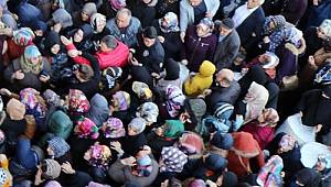 Erzurum'da züccaciye dükkanı açılışında 'indirim' izdihamı