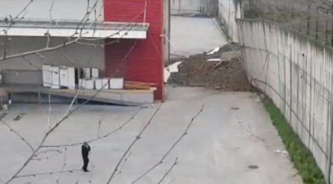 Esenyurt'ta fabrikanın istinat duvarı çöktü