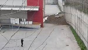 Esenyurt'ta fabrikanın istinat duvarı çöktü