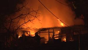 Eyüpsultan'da gecekondu alev alev yandı, ev sahibi ölümden döndü