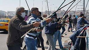 Galata Köprüsü'nde balık mesaisi