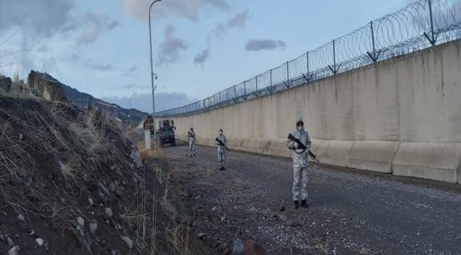 Hudut birliklerindeki personele koruyucu elbise, eldiven ve maske