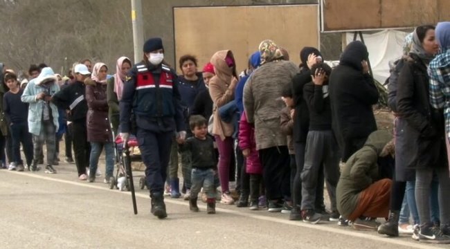 Kadın komutan mültecilerin gönlünü fethetti