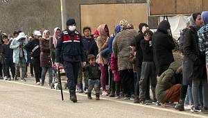 Kadın komutan mültecilerin gönlünü fethetti