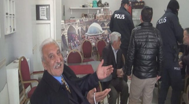 Kapalı olması gereken kahvehanede böyle yakalandılar!