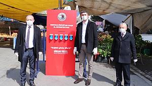 Kartal Kaymakamı Abdullah Demir ve Kartal Belediye Başkanı Gökhan Yüksel Kartal merkezinde kurulan Cuma Pazarını denetledi