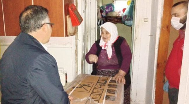 Kıyafetlerini elde yıkayan yaşlı kadına Vali’den çamaşır makinesi hediyesi