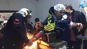 Kolunu tereyağı makinesine kaptırdı