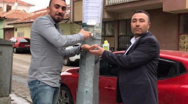 Koronavirüse karşı direklere kolonya astı