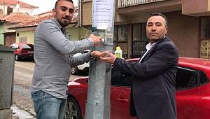 Koronavirüse karşı direklere kolonya astı