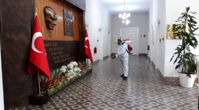 Manisa Valiliği ve Cumhuriyet Meydanı dezenfekte edildi