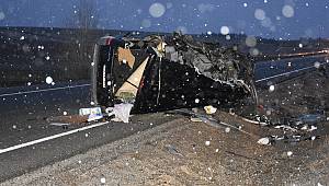 Minibüs, yolcu otobüsüne çarptı: 1 ölü, 1 yaralı