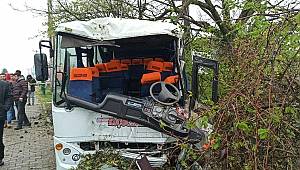 Minibüsün çarptığı direğin altında kalan işçi öldü