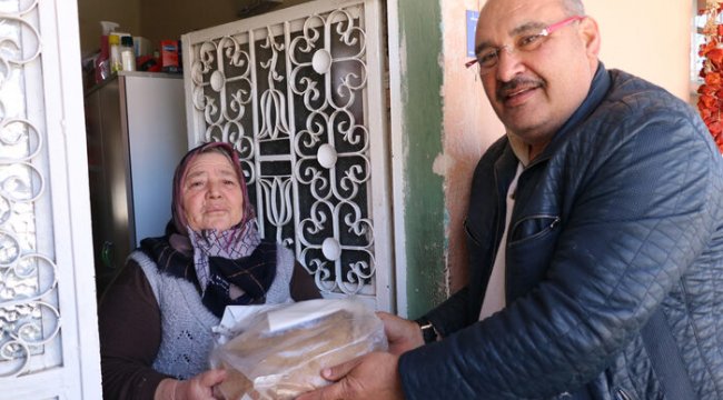 Muhtar, sokağa çıkamayan mahallelinin ihtiyacını bisikletiyle karşılıyor