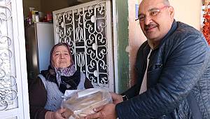 Muhtar, sokağa çıkamayan mahallelinin ihtiyacını bisikletiyle karşılıyor