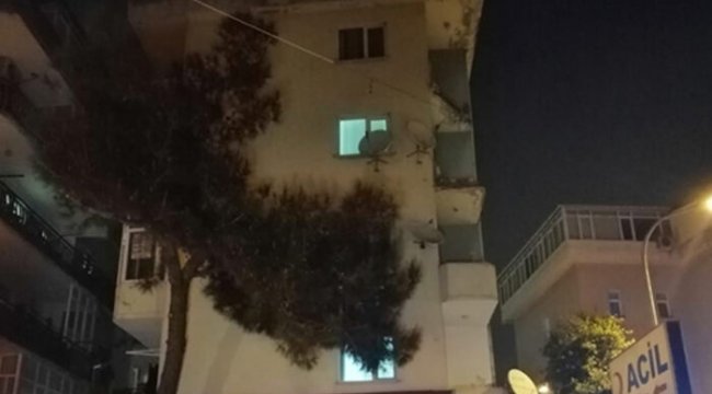 Pendik'te 4 katlı binanın balkonları çöktü