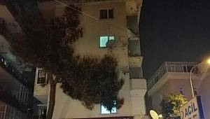 Pendik'te 4 katlı binanın balkonları çöktü