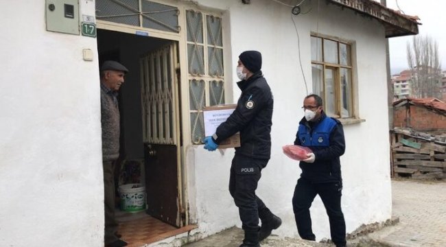Polis memurundan evde kalan yaşlılara duygulandıran sözler