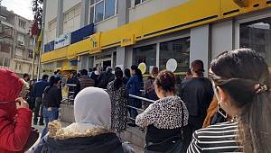 PTT önünde kadınların sıra yüzünden tartıştı