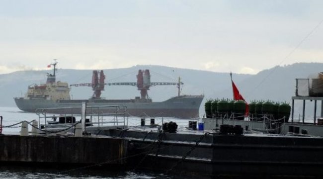 Rus askeri kargo gemisi 'Dvinitsa-50' Çanakkale Boğazı'ndan geçti