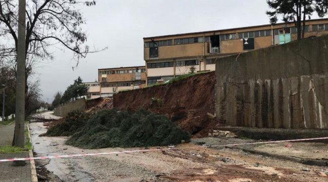 Sağanak nedeniyle istinat duvarı çöktü
