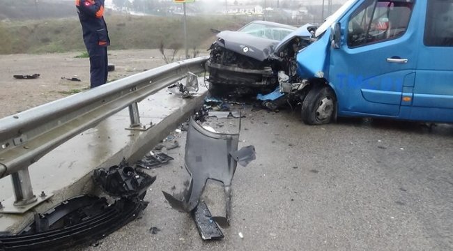 Sancaktepe'de minibüs ile otomobil çarpıştı! Yaralılar var
