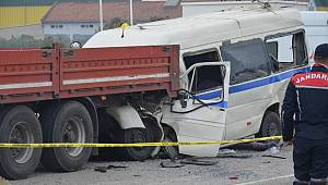 Son dakika... Manisa'da feci kaza: 2 ölü, 8 yaralı