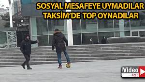 Taksim'de sosyal mesafe uyarısını umursamayan gençler top oynadı
