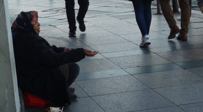 Taksim'deki dilenci kadının yarım günde topladığı para pes dedirtti