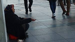 Taksim'deki dilenci kadının yarım günde topladığı para pes dedirtti