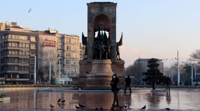 Taksim Meydanı'nda maskeli koronavirüs önlemleri
